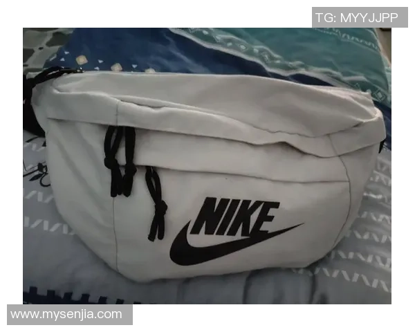 时尚与运动结合足球明星斜挎包推荐让你轻松搭配出街风格