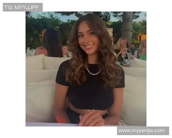 欧洲足球明星太太团的魅力与风采揭秘他们如何影响球员的职业生涯与生活